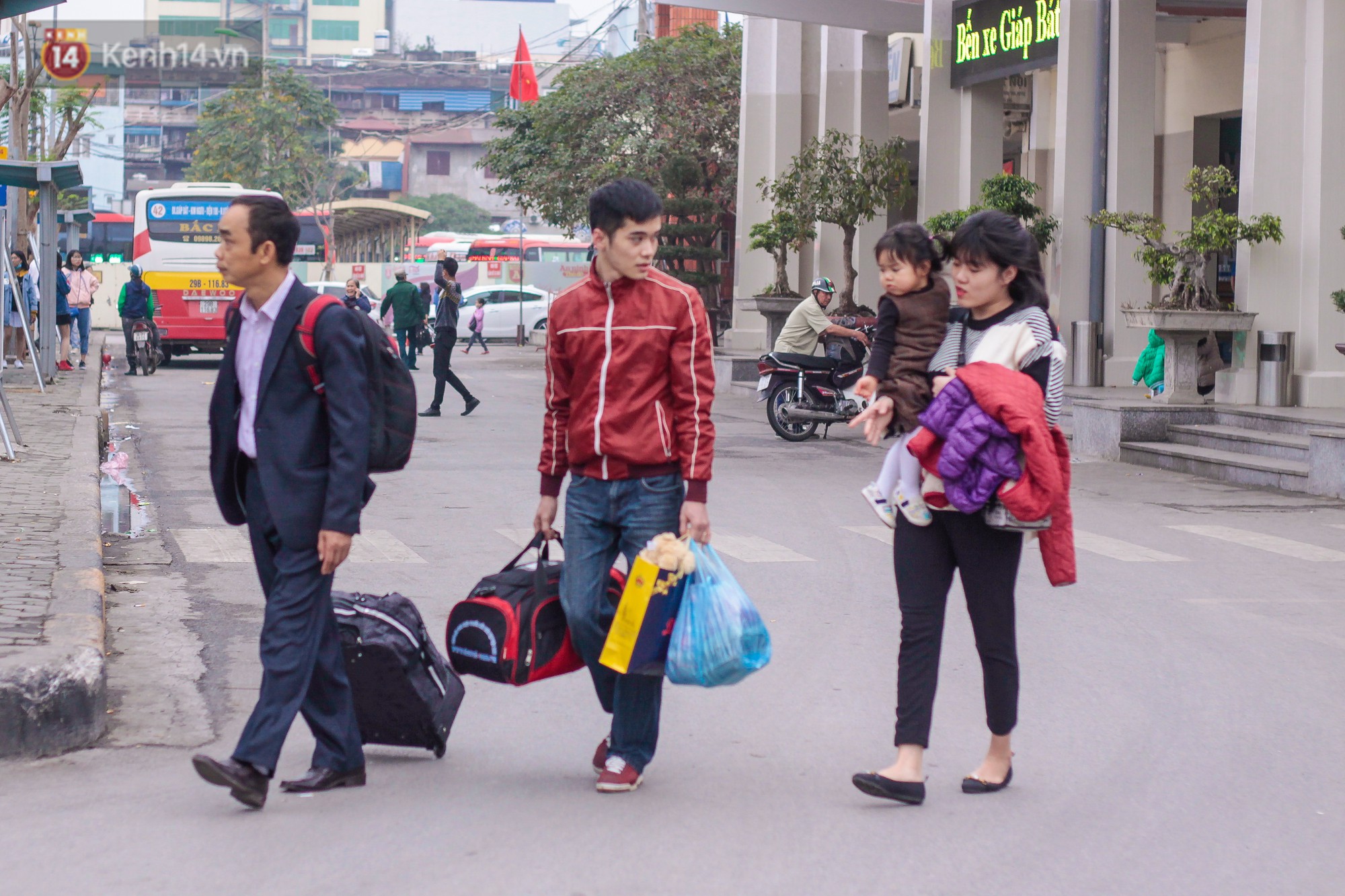 Chùm ảnh: Người dân lỉnh kỉnh đồ đạc tranh thủ quay lại Thủ đô sớm để nghỉ ngơi trước khi quay lại với guồng quay công việc